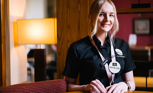 restaurant-staff-smiling